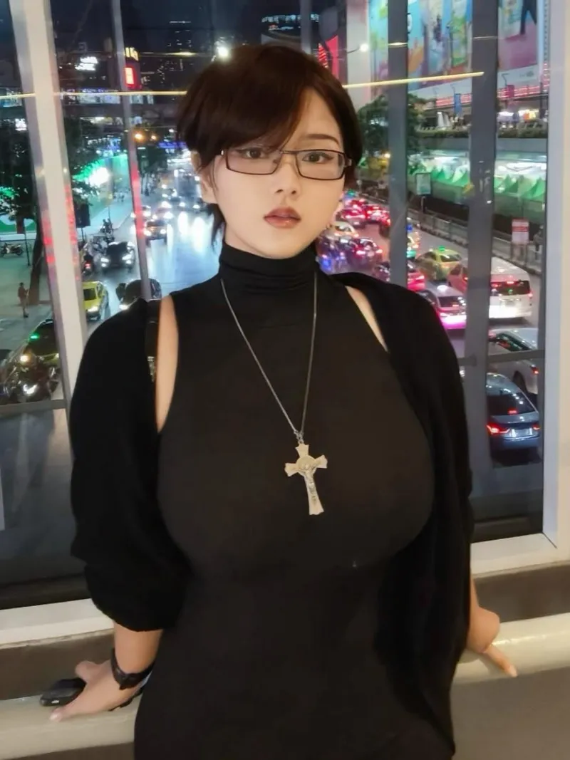 Thumbnail Busty boyish