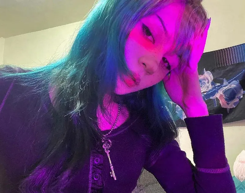 Thumbnail trying on small things that dont fit right