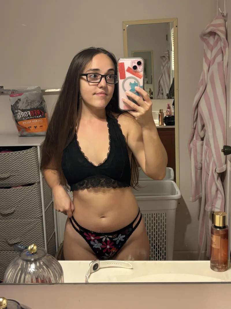 Thumbnail 4’8 petite do you find me attractive? 🖤