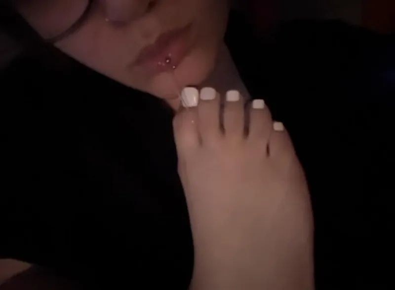 Thumbnail oc i loooove slobbering all over my cute lil toess