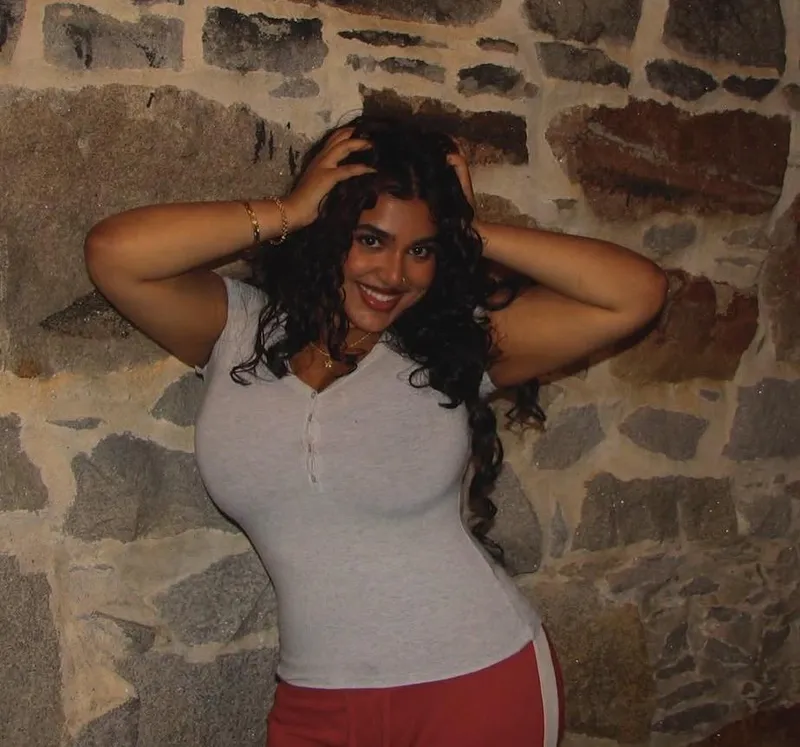 Thumbnail Guess her size..