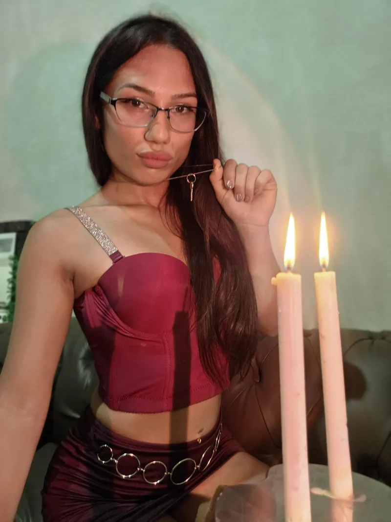 Thumbnail Girls with glasses are the ones in charge
