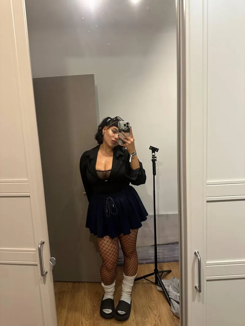 Thumbnail A little black dress mirror moment
