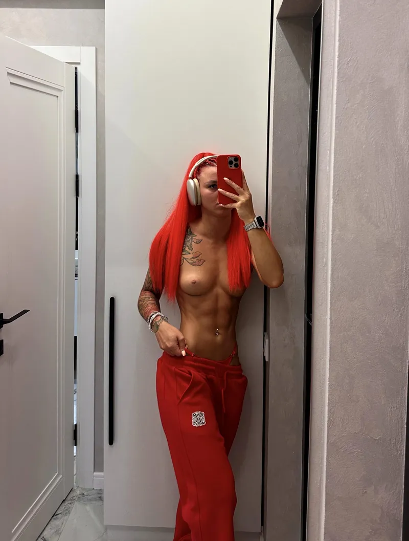 Thumbnail Redhead flexing her shredded abs