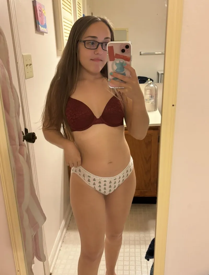 Thumbnail 4’8 petite am I cute or hot? ❤️