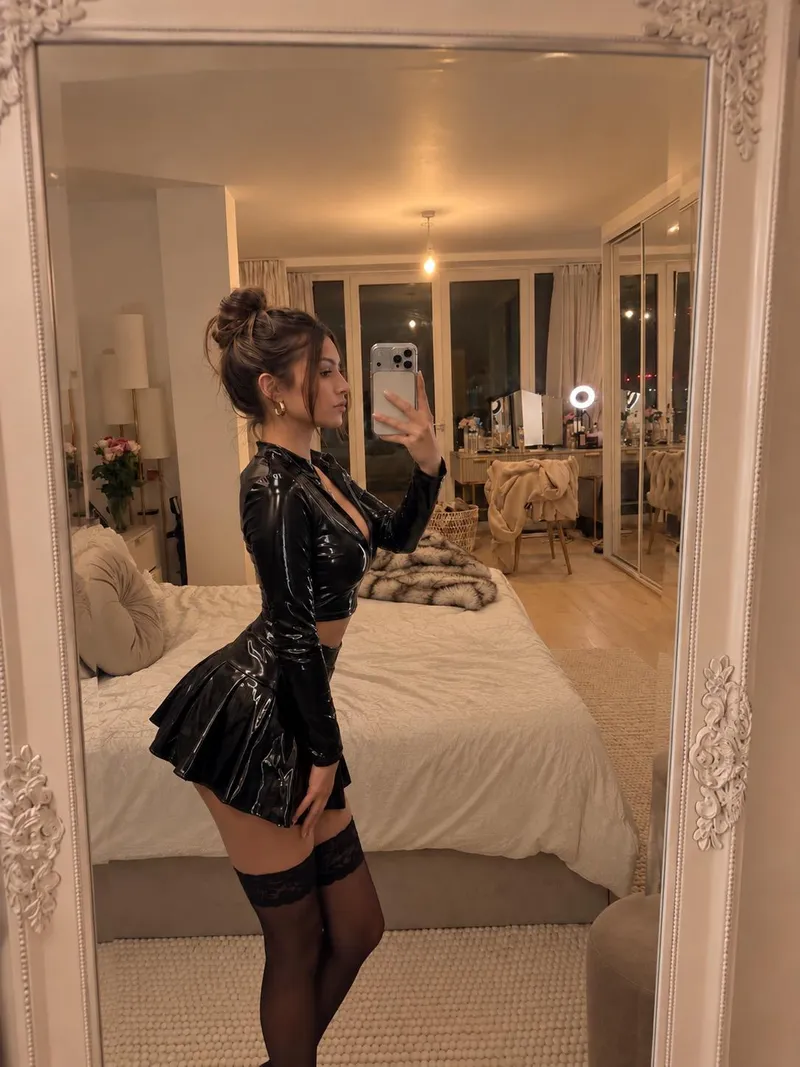 Thumbnail Do you like my outfit?