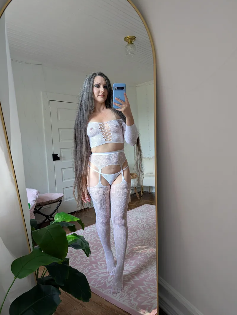 Thumbnail Are you into gray haired milfs with all natural bodies (I'm only 45 but silver)