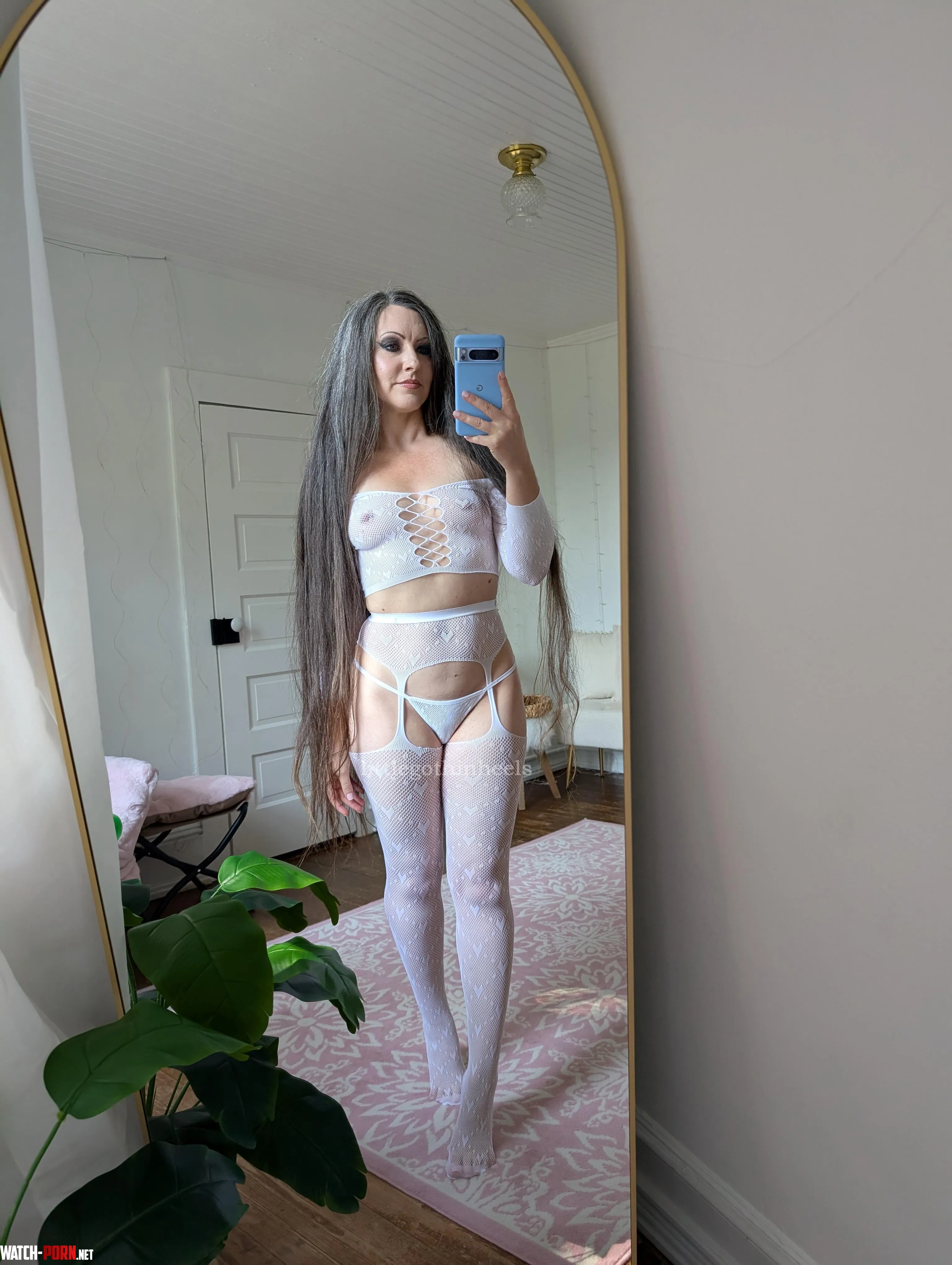 Are you into gray haired milfs with all natural bodies (I'm only 45 but silver) by littlegothinheels