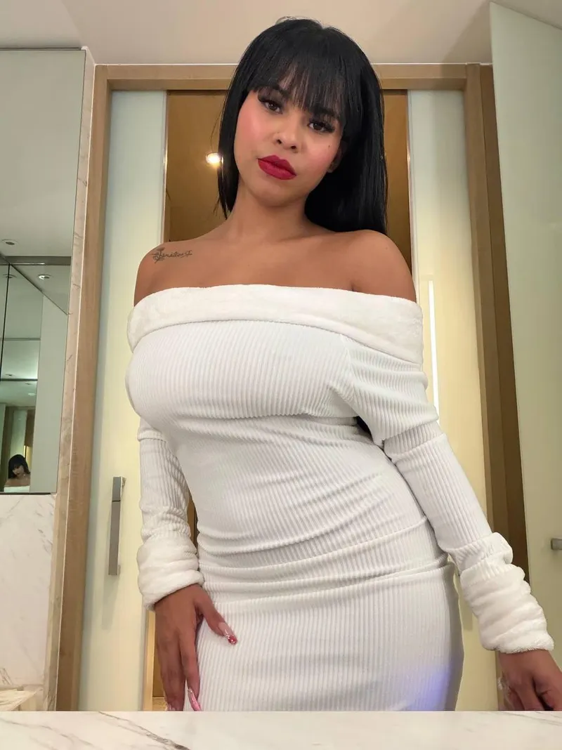 Thumbnail Girl-next-door softness with a sensual whisper