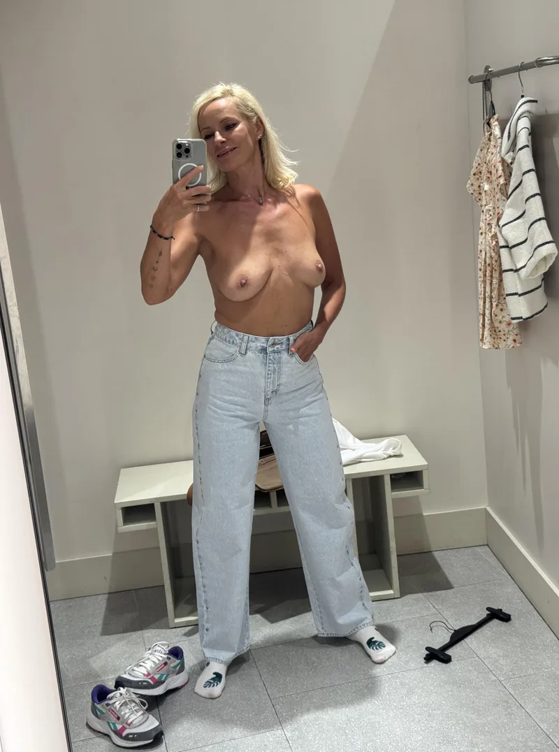 Thumbnail A little dressing room peek