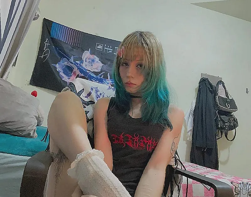 Thumbnail dressing as secretary feels silly