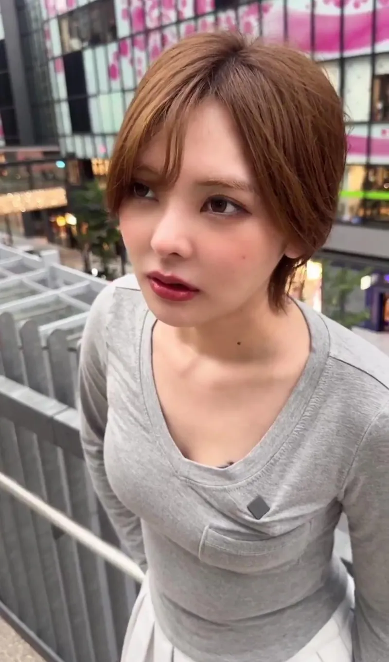 Thumbnail Is she like real real??