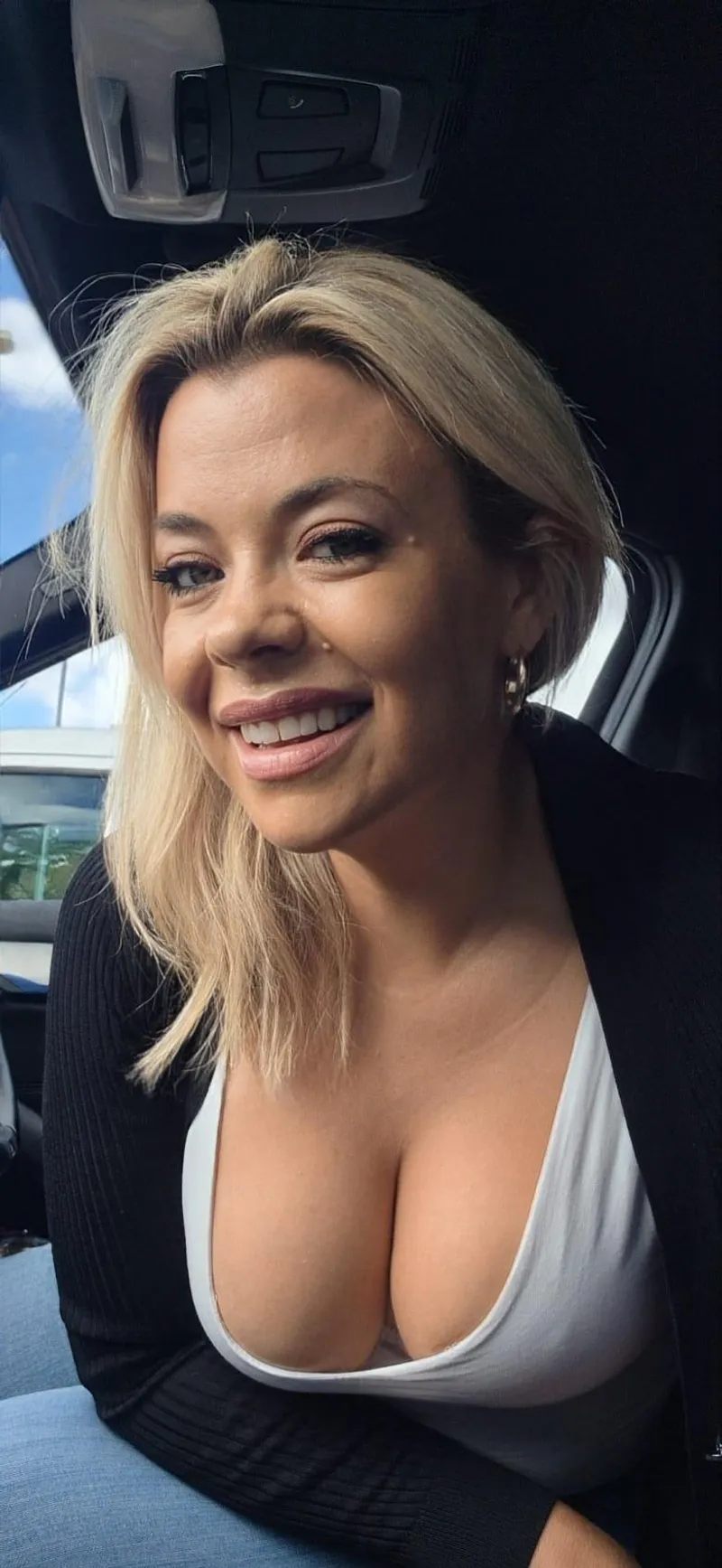 Thumbnail Cleavage in the car