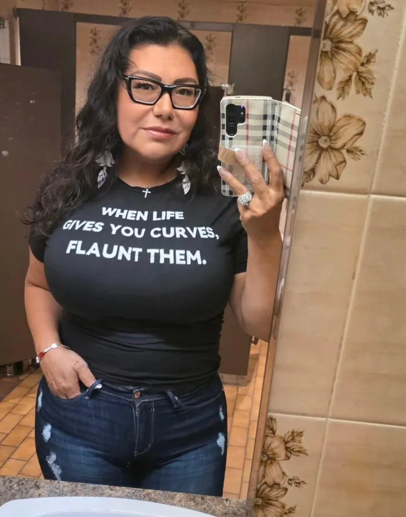Thumbnail When life gives you curves, flaunt them by Desecr8or