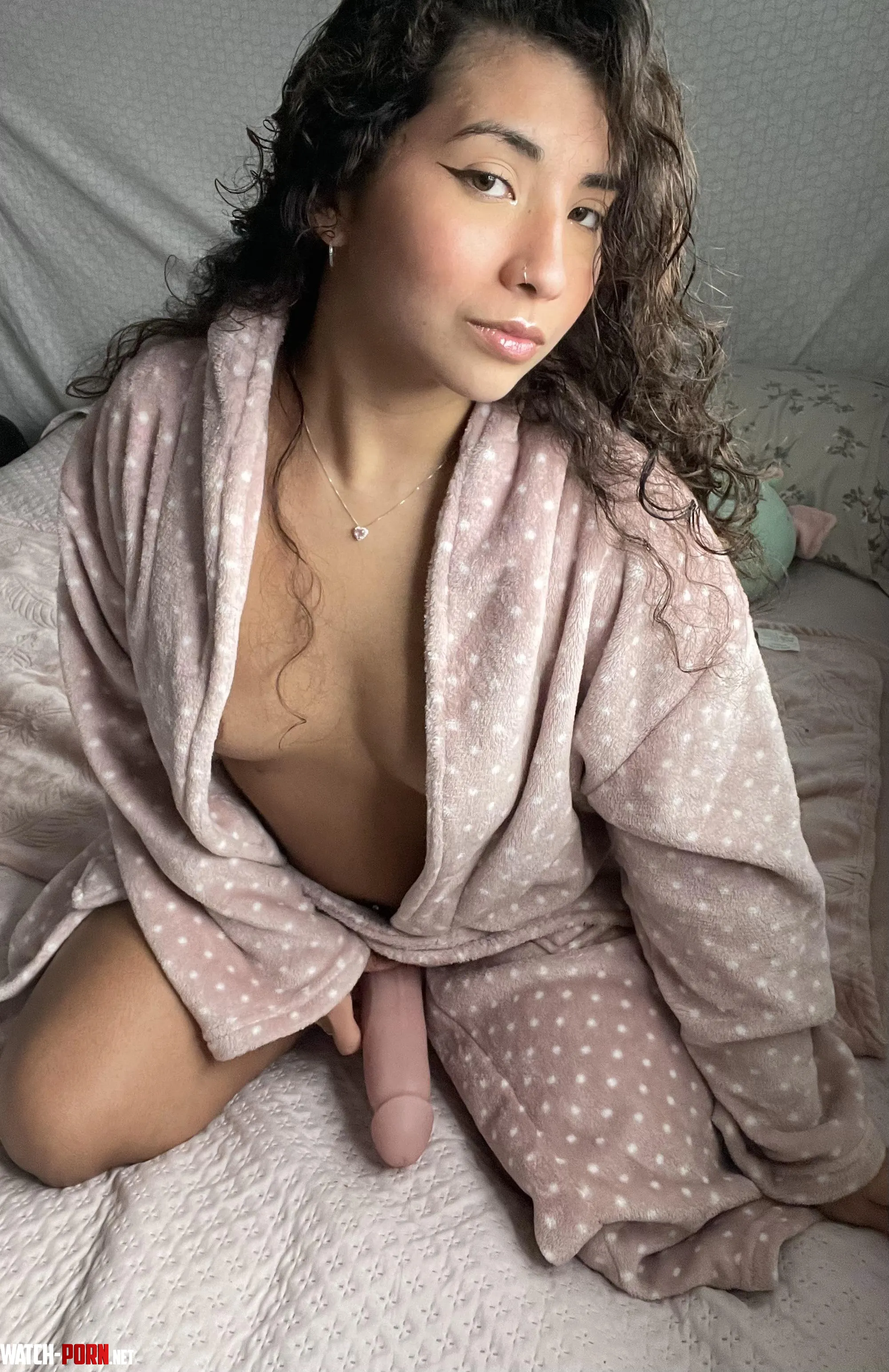Come sit between my little legs by Sosodomme