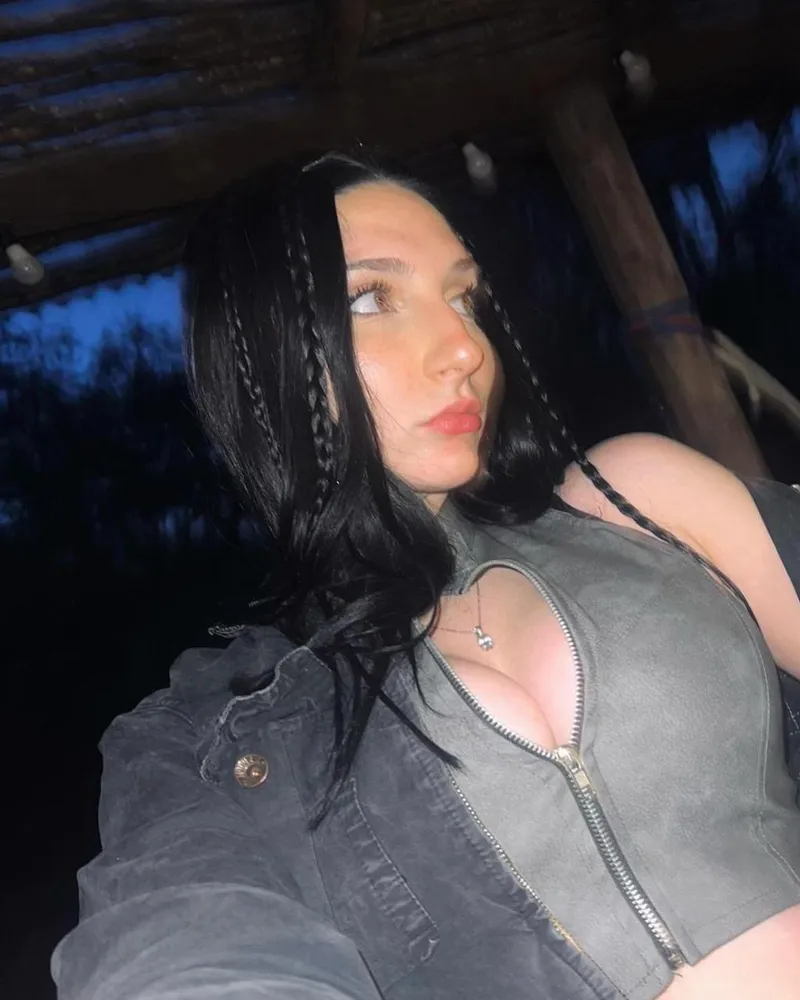 Thumbnail crop top riding up