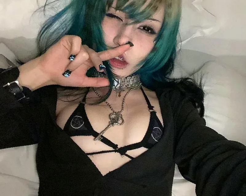 Thumbnail Flat chest makes me insecure