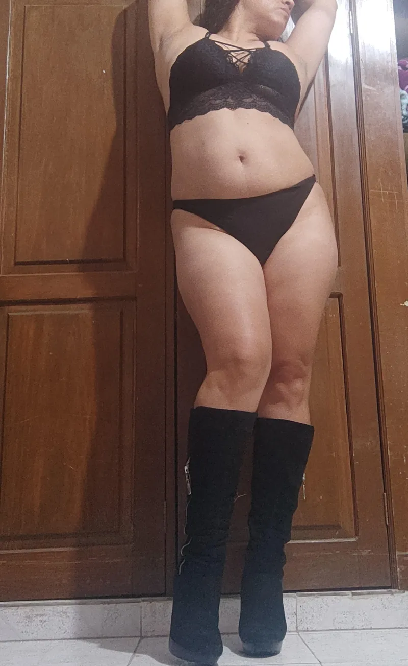 Thumbnail Legs in boots by Elaryxa