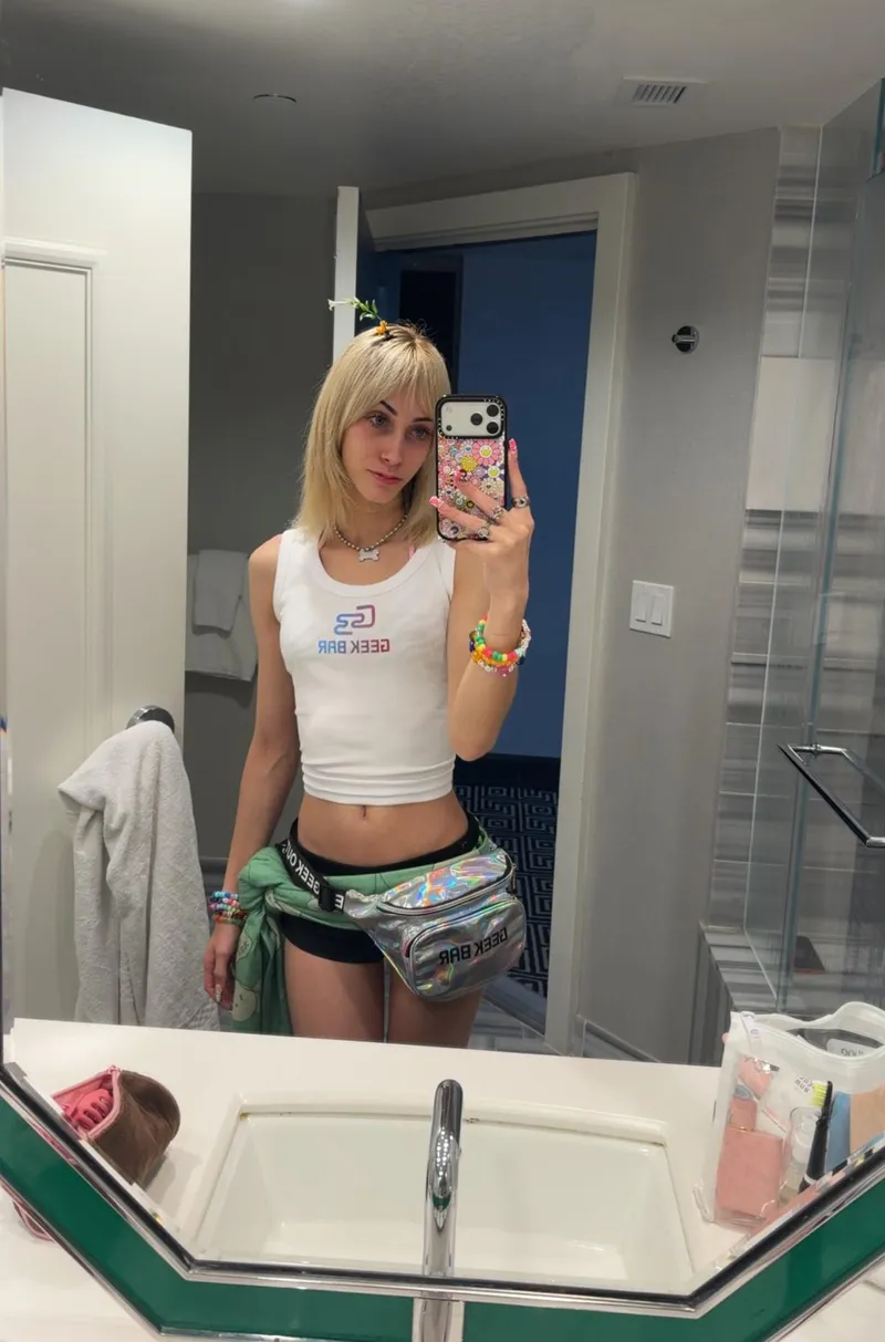 Thumbnail Croptop and a waist bag.
