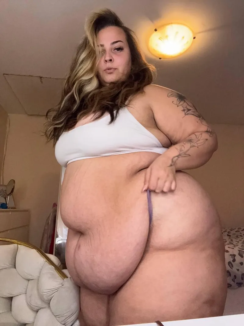 Thumbnail This is how my belly looks after a 3000 calories breakfast by lumibunette