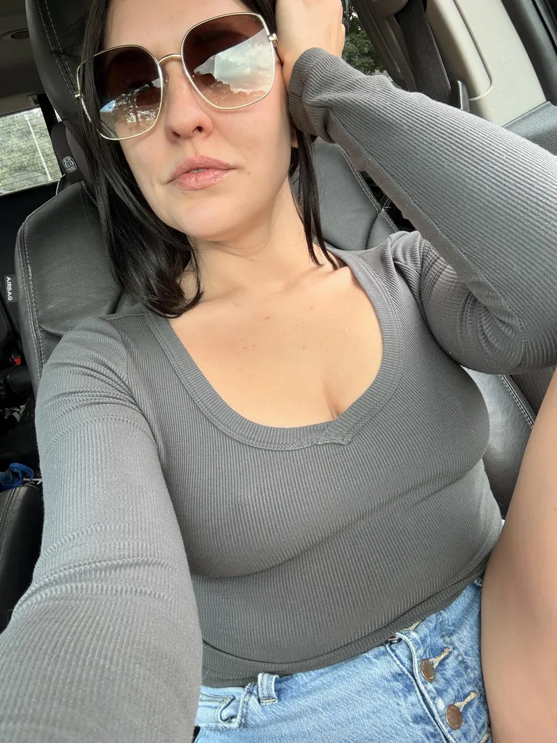 Thumbnail I love the attention of going braless in public