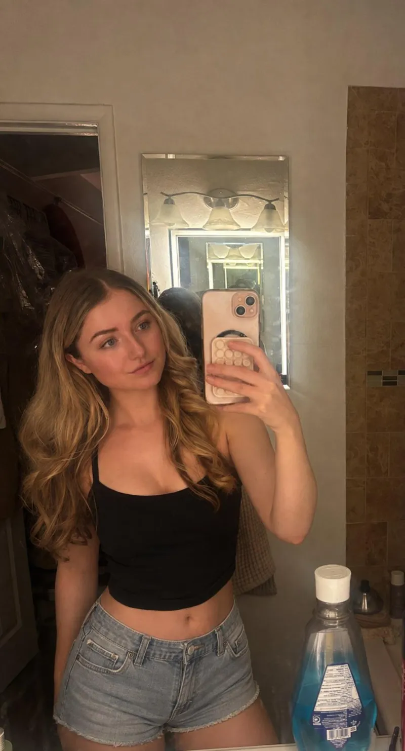 Thumbnail Who else is a fan of a girl in a crop top?