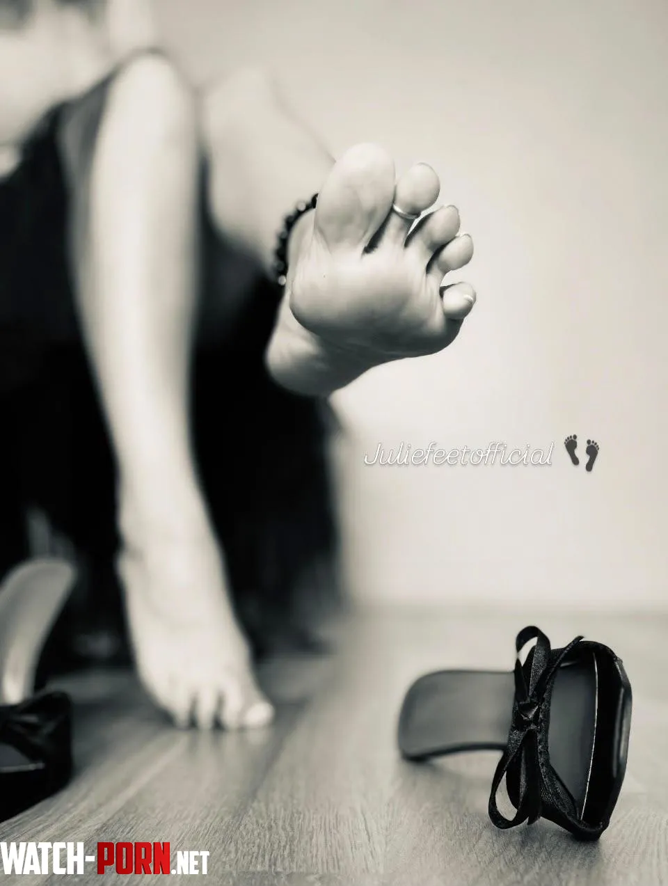 I left my heels on the floor so you could focus on what truly deserves your attention. Stay there. 👑oc by juliefeetofficial