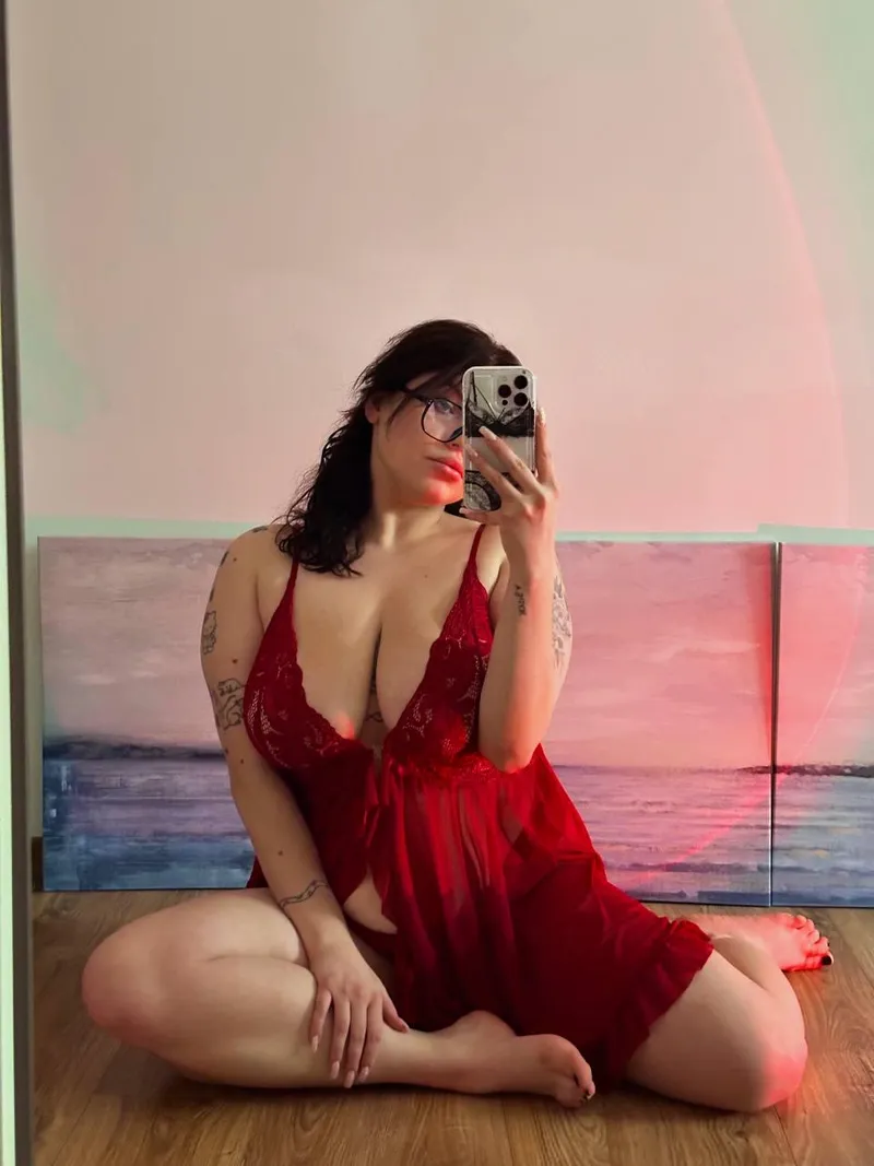 Thumbnail Red looks dangerous on soft curves by Nelson100oob9aw