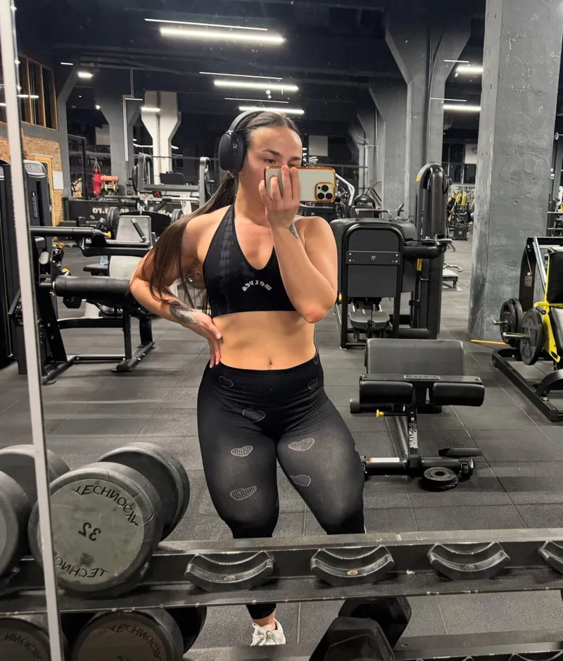 Thumbnail Thick strong legs👅 by quadsqueen