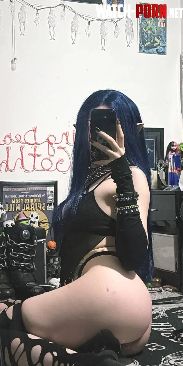 Who doesn't love a thicc and tiny goth gf <3 by LivingDeadGothh