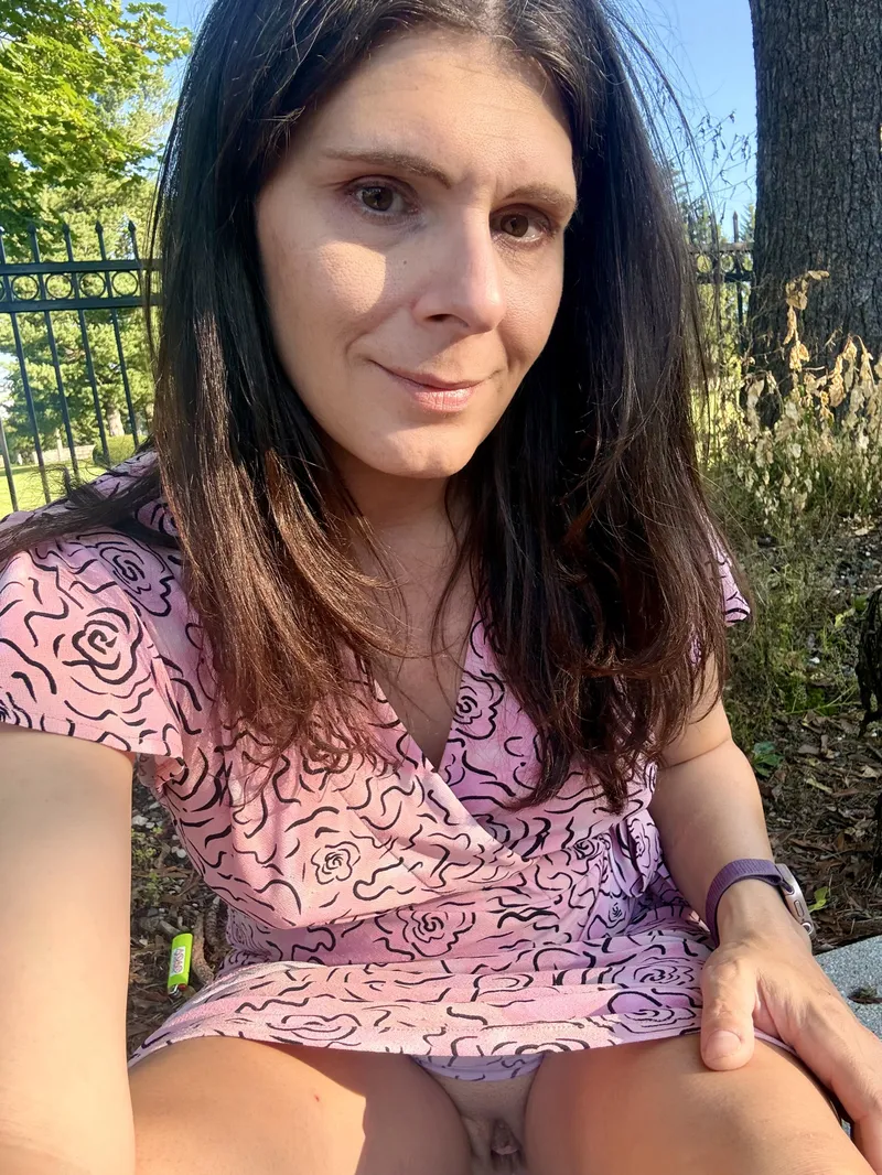 Thumbnail A lovely peek in a parking lot 🖤
