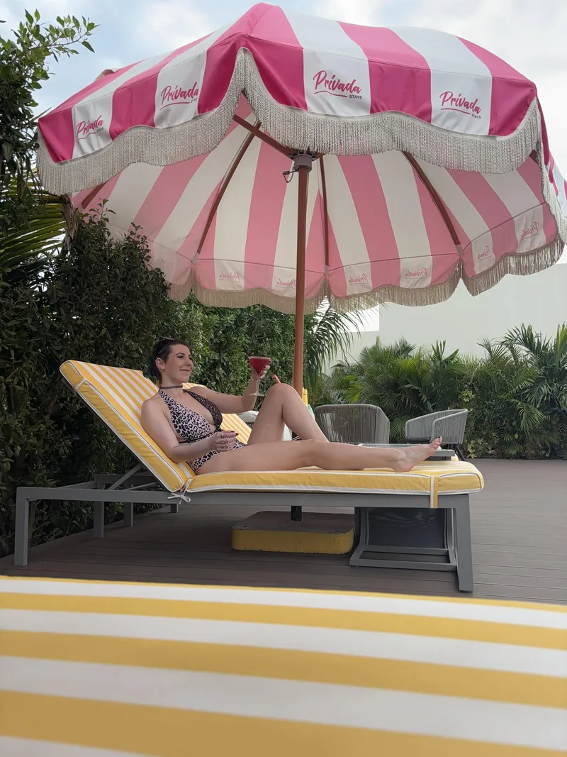 Thumbnail Leggy with my drink