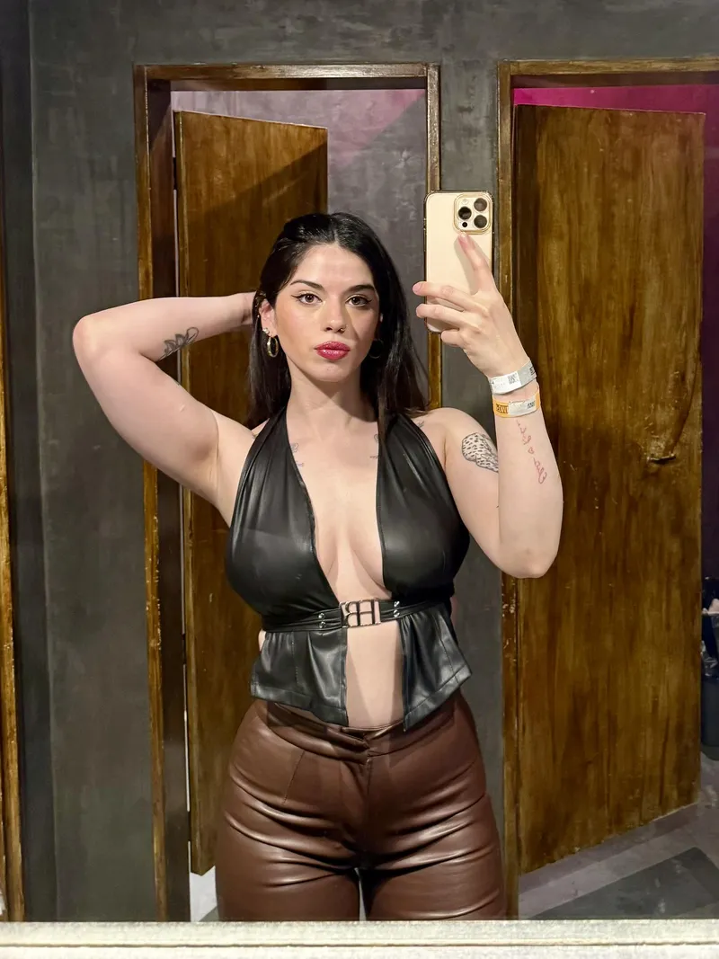 Thumbnail Not gonna lie, I’m really feeling this outfit 🤎 the leather pants were definitely the right choice