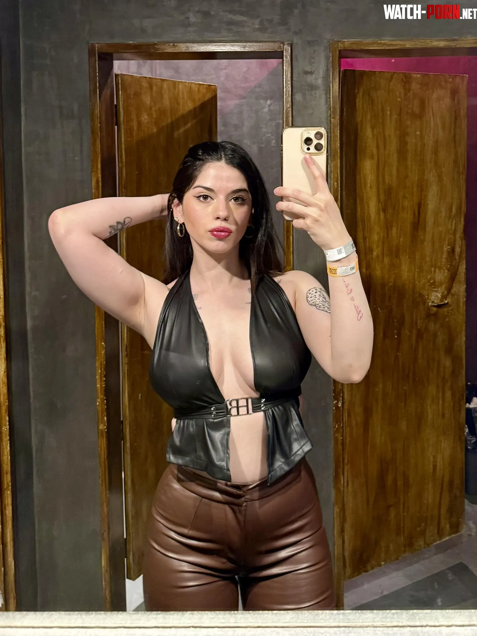 Not gonna lie, I’m really feeling this outfit 🤎 the leather pants were definitely the right choice by taurinaraw