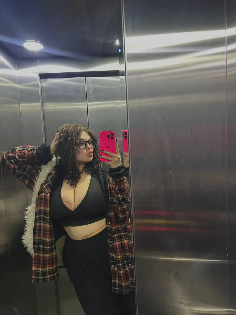 Thumbnail Elevator mirror said one more pic