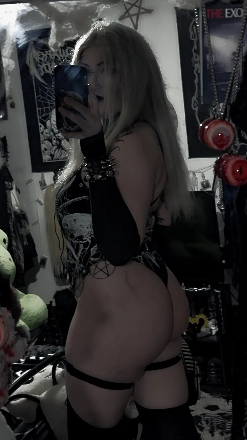 Thumbnail Your main goal should be having a goth mommy by LivingDeadGothh