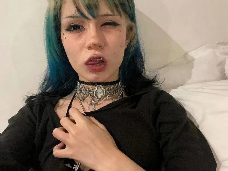 Thumbnail Crop top shows scars by vinovladykov