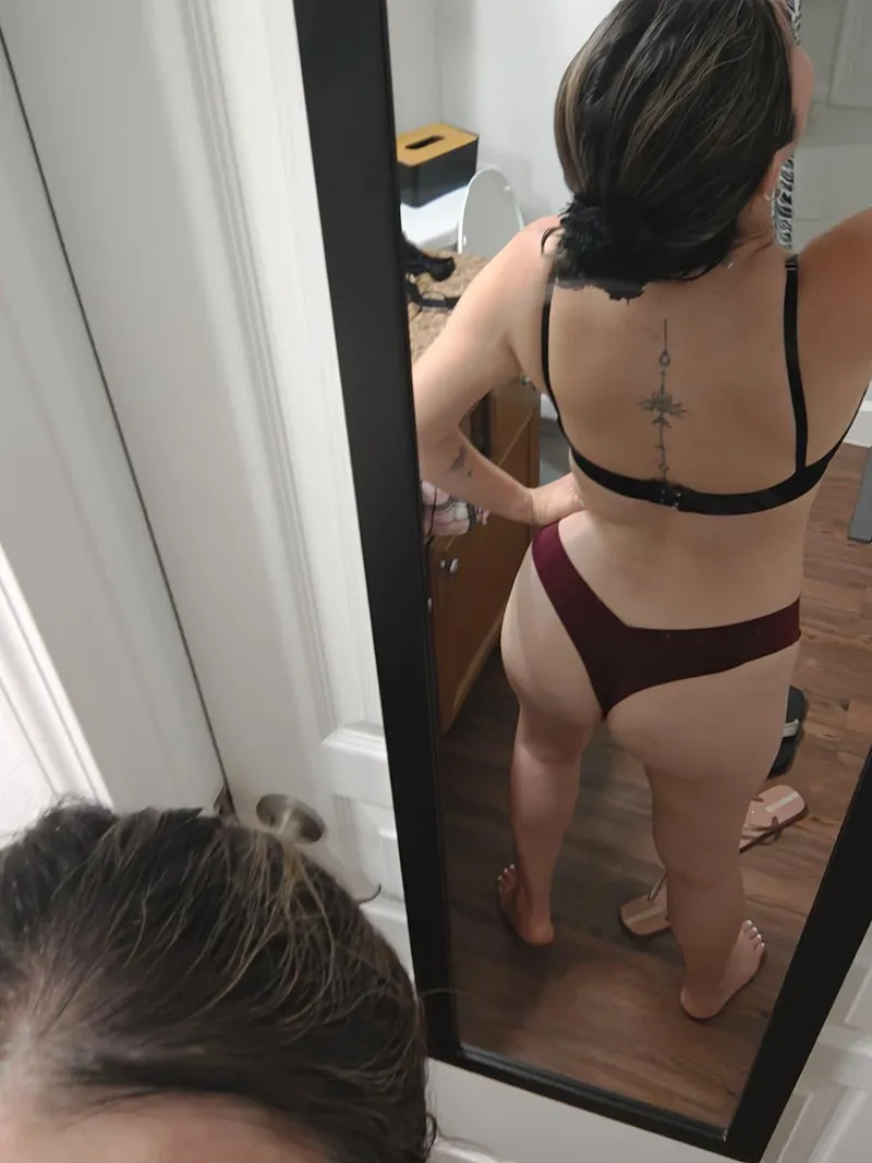 Thumbnail Colombian MILF in thong!